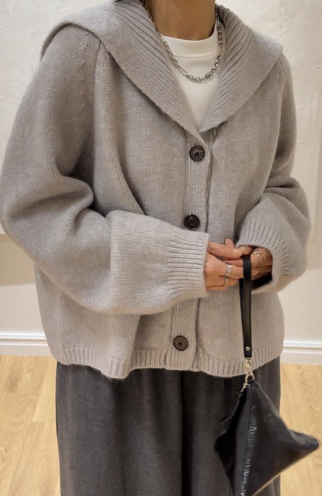 wide collar cardigan