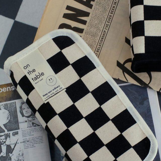 on the table 펜케이스 (checkerboard)