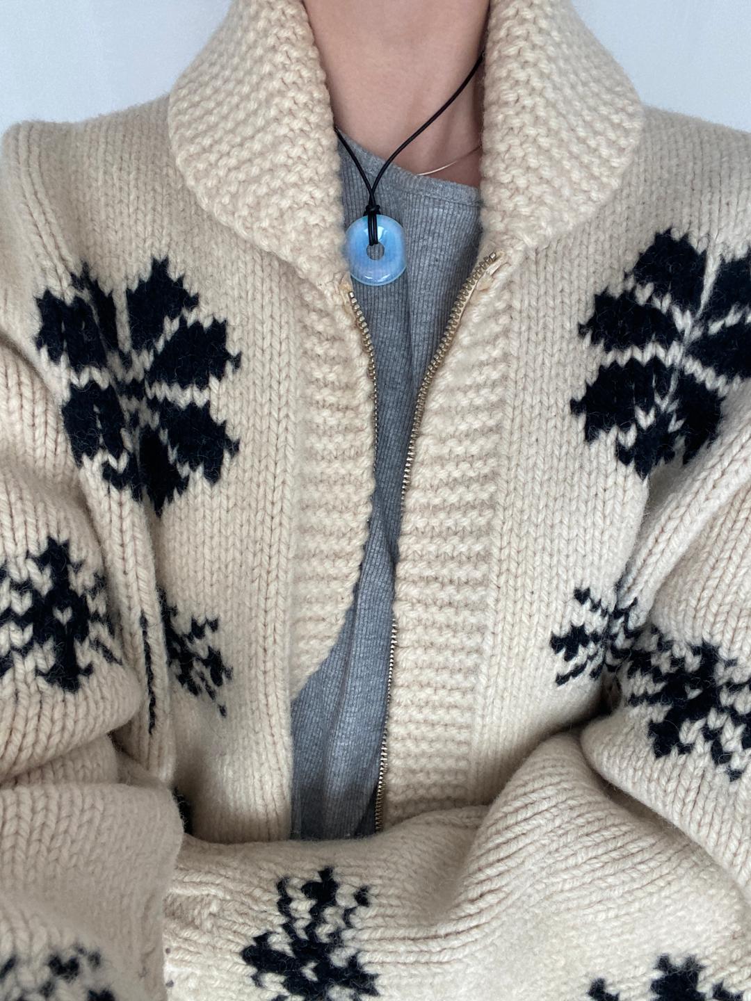 Foggy pendant tie necklace