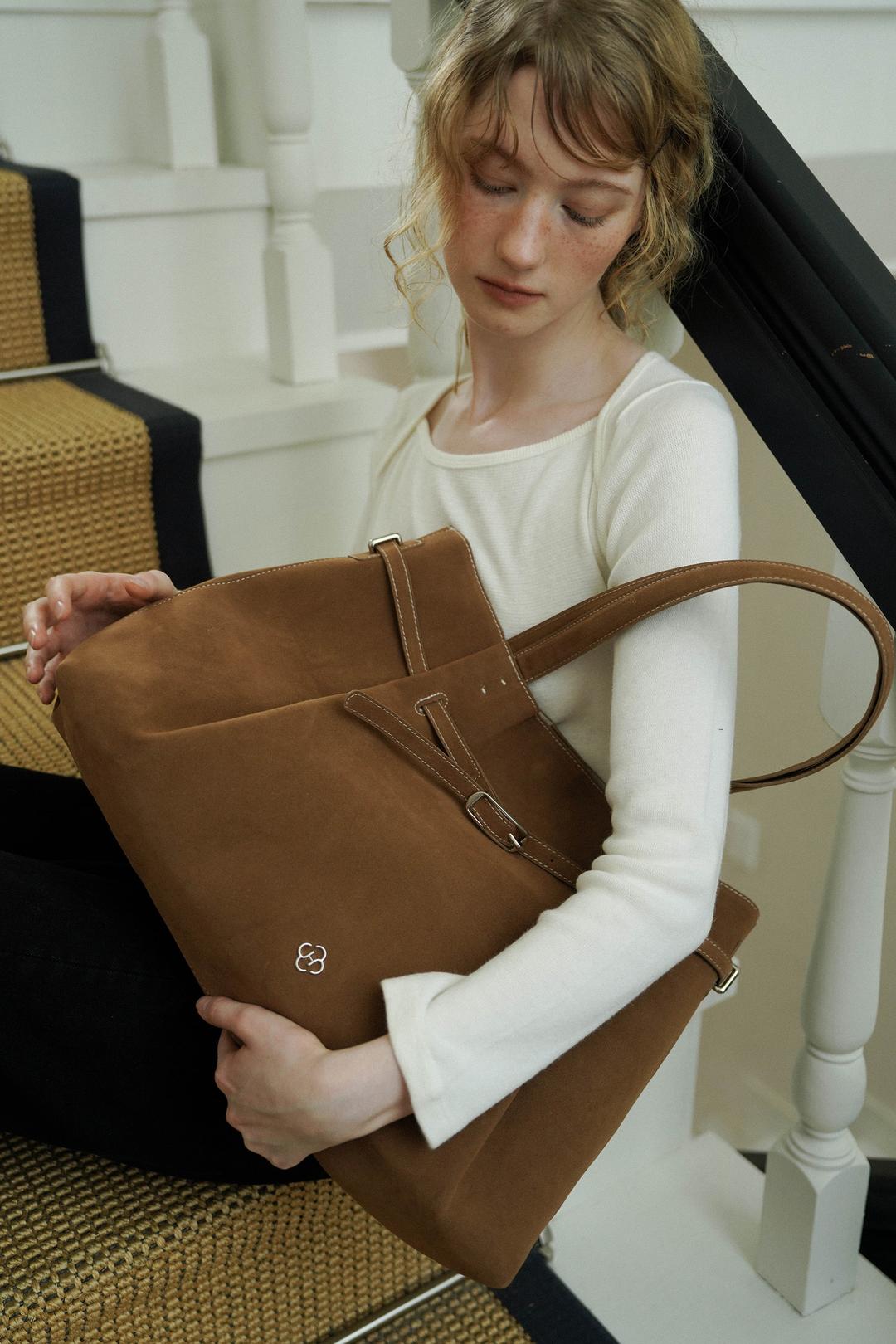 플뢰르 스웨이드 벨티드백_카멜