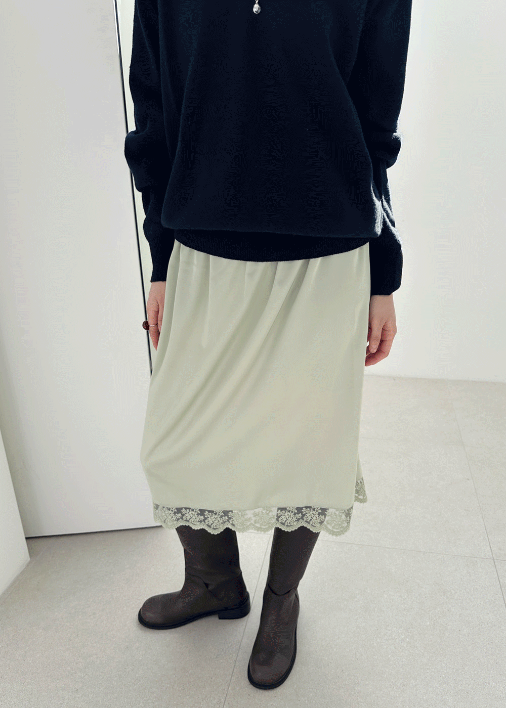 쓰리컷 Noel satin midi skirt