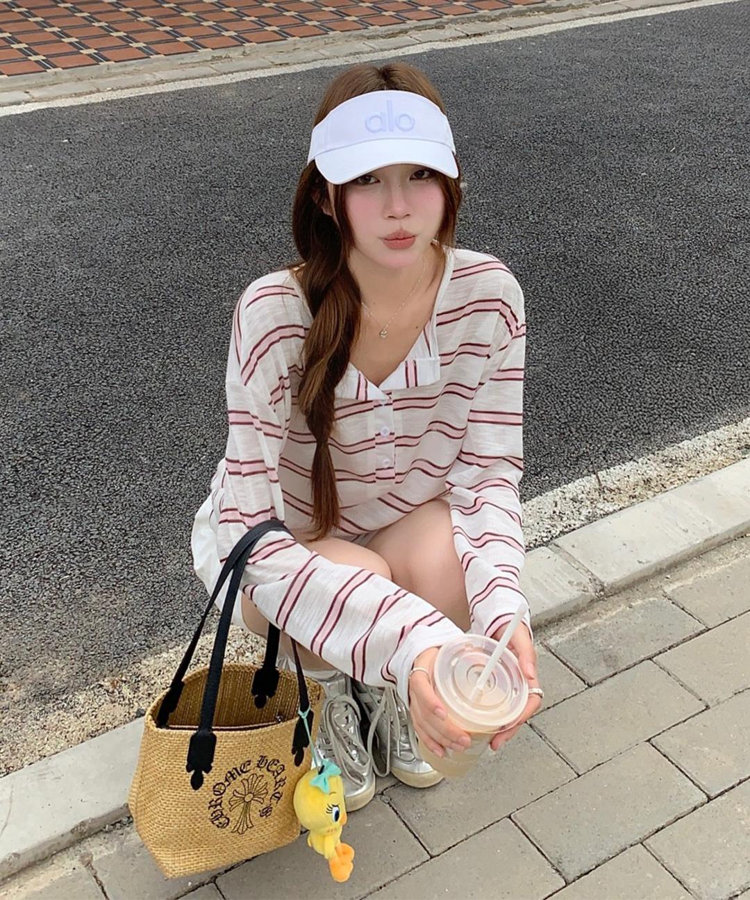 로스트체리 [부들촉감💕/흐르는핏] 하나미 핑크 스트라이프 루즈핏 라운드넥 버튼 긴팔 티셔츠