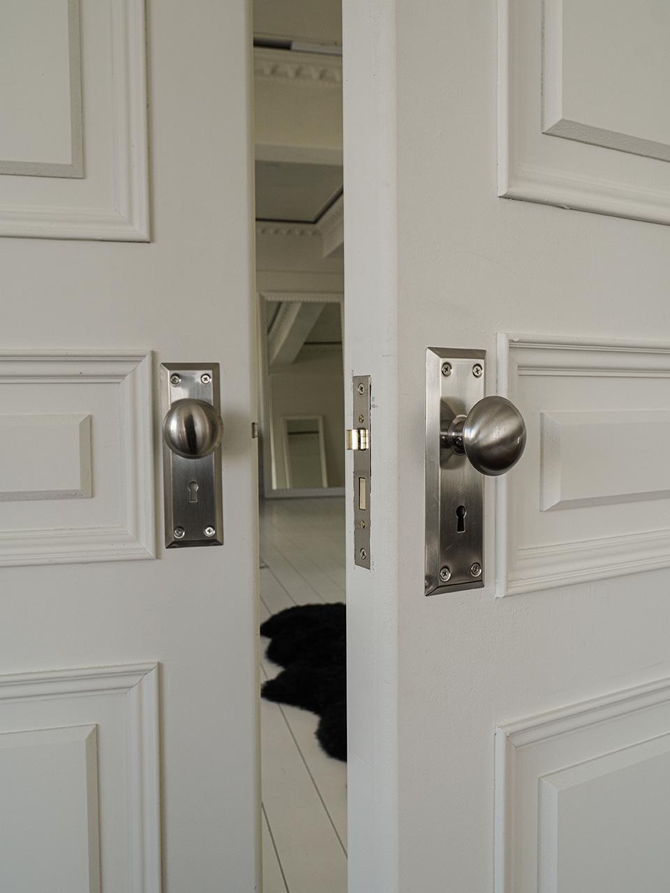 Door Lock B (Middle)