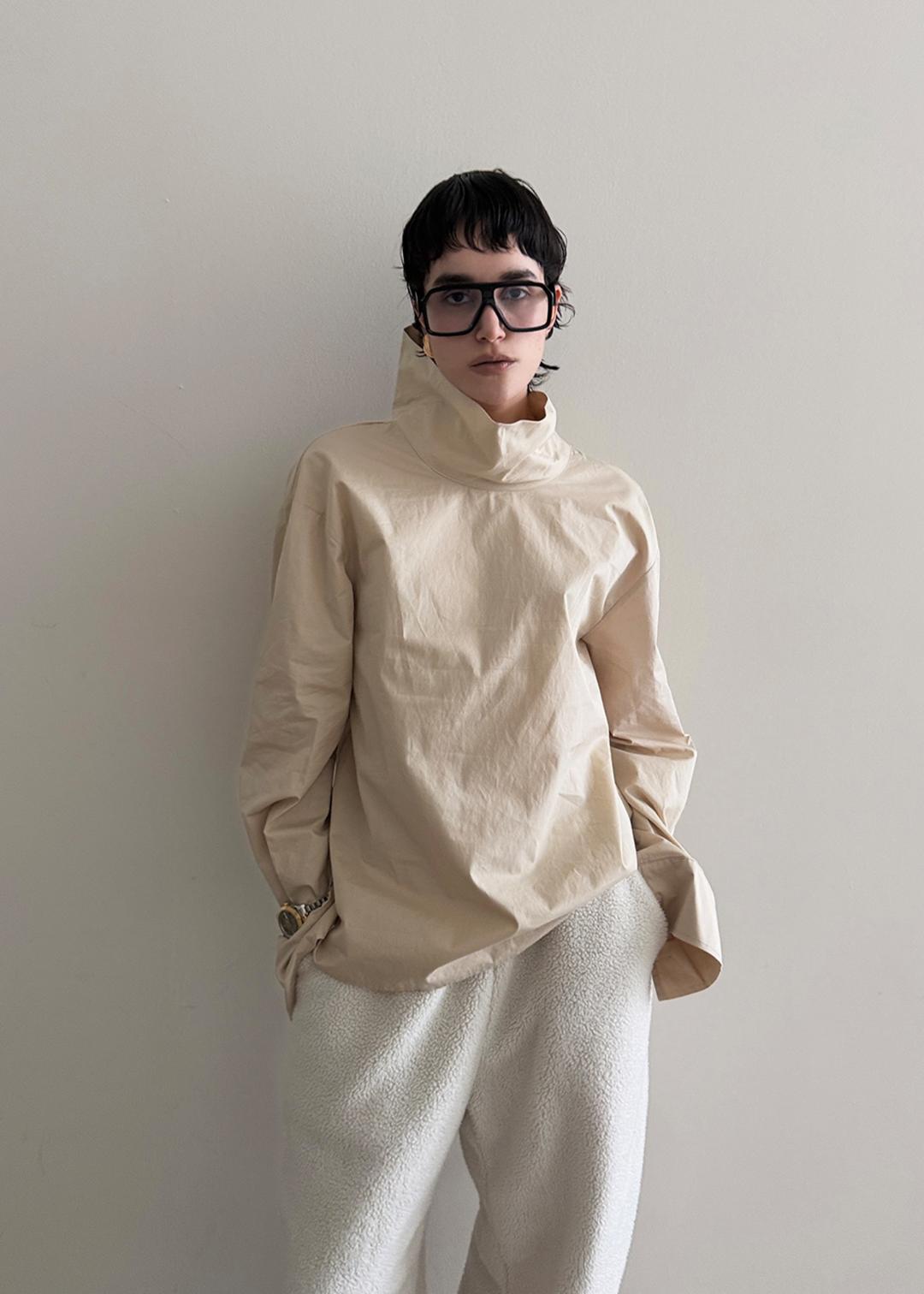 CLASSIC WIDE HIGH-NECK BLOUSE [BEIGE]