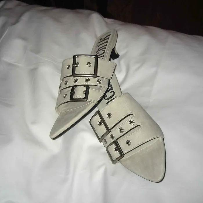 r. 907  three belted heels  / ivory