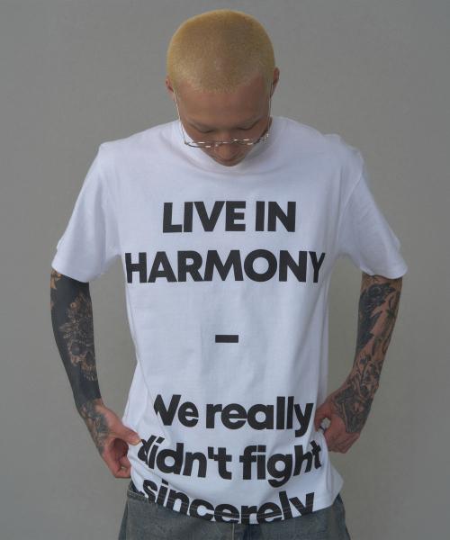 라이브 인 하모니 티 화이트_블랙