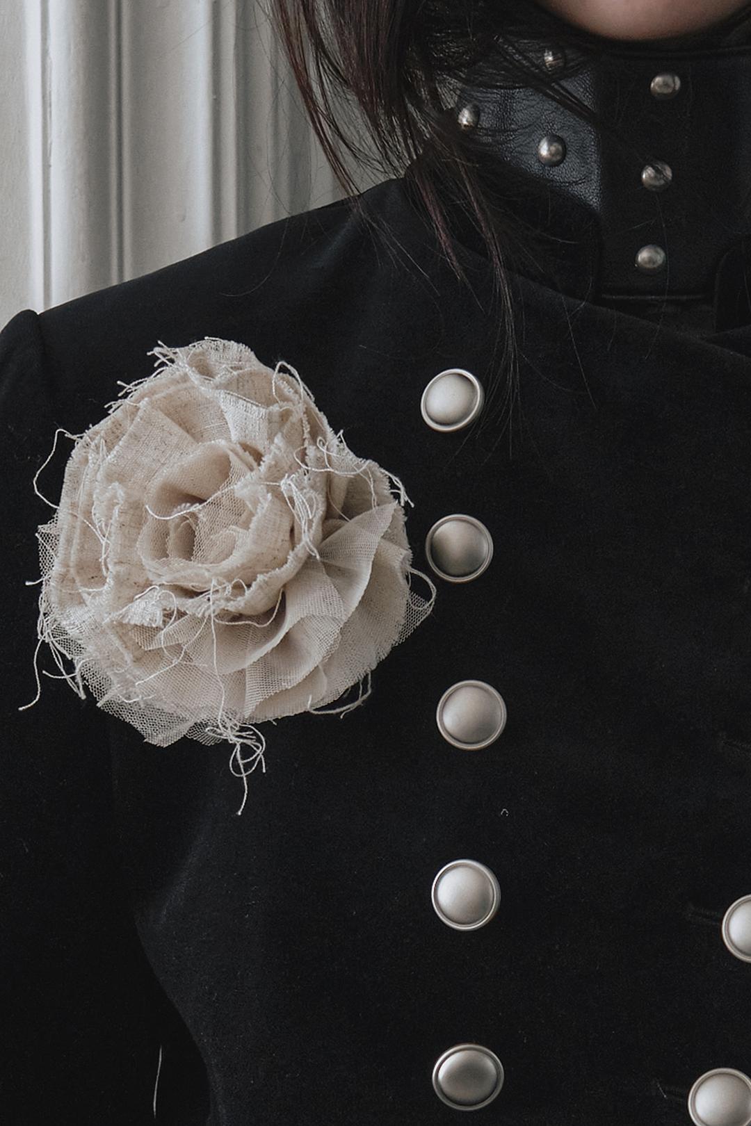 FRAYED LINEN CORSAGE BROOCH