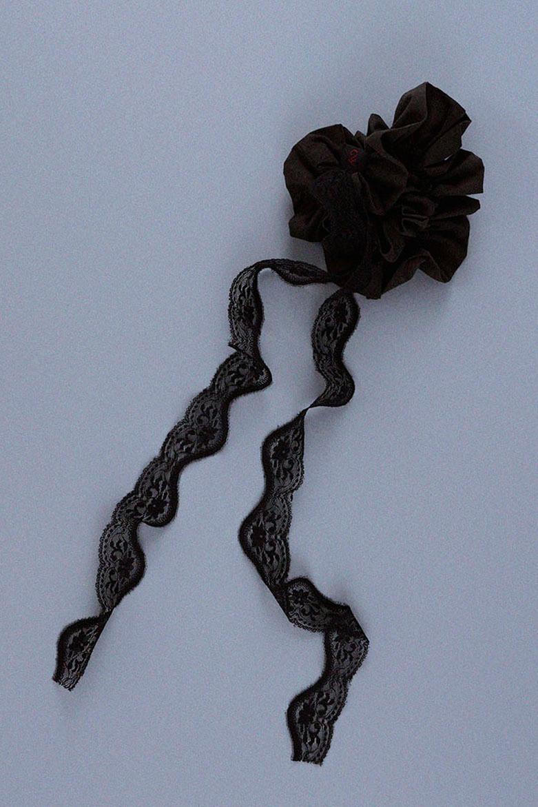 RUFFLE SCRUNCH / BLACK