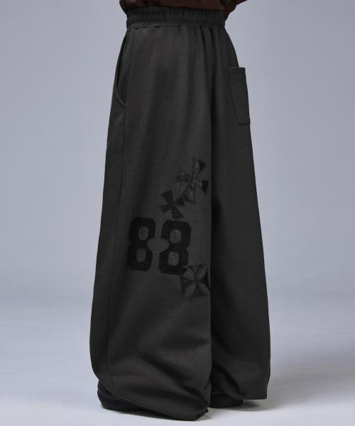 88 크로스 백 패치 스웨트 팬츠[차콜]