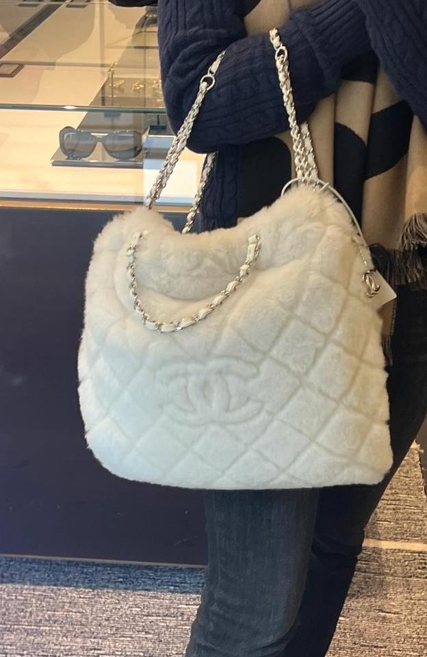 샤넬 23FW 코코네쥬 시어링 백팩 화이트 AS4278