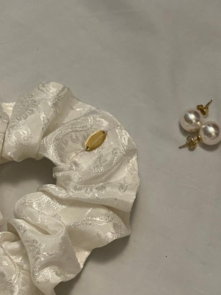 crimson made 앤틱 자카드 펜던트 스크런치