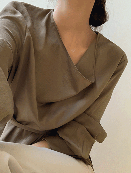 베니토 [🏅팝업BEST🏅/하객룩추천🤍/오피스룩/은은한광택][made] 딥 카울넥 블라우스 (가을/간절기/신상/데일리/데일리룩/출근룩/하객룩/격식룩/데이트룩/카울넥/블라우스/가을블라우스)