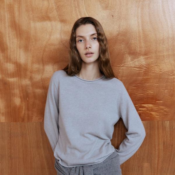 CASHMERE BLEND ROUND NECK FITTED KNIT TOP - SILVER STONE