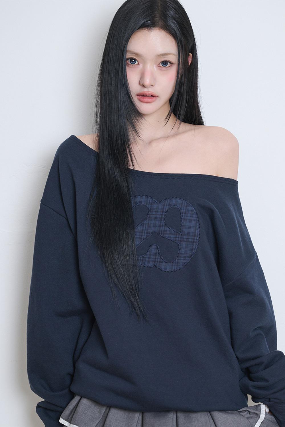 129 로고 패치 보트넥 맨투맨 네이비