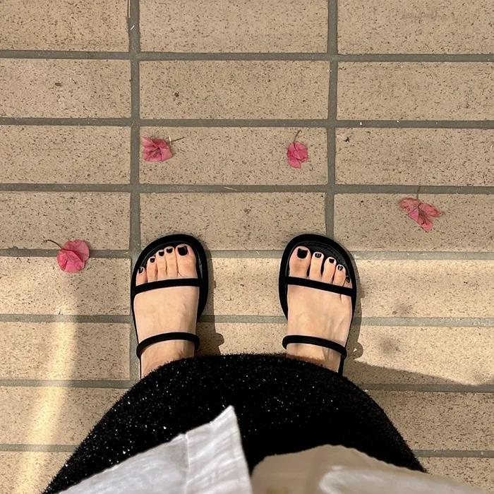 twobe strap slippers