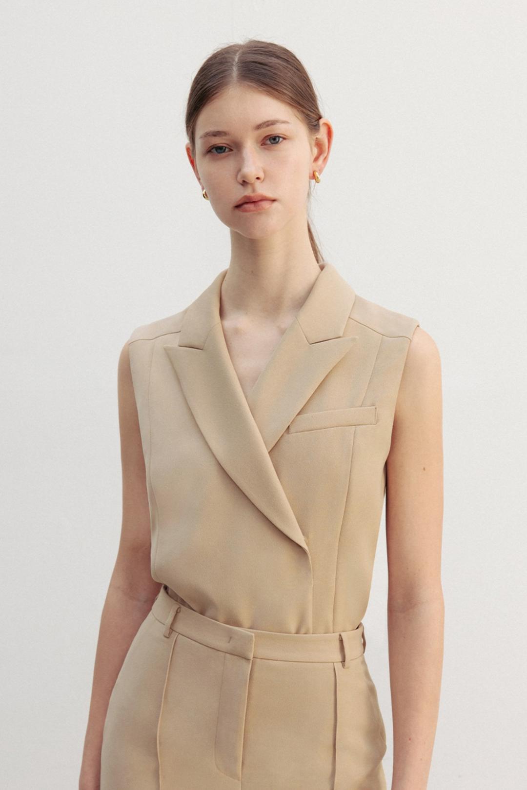 LEXY Peaked collar sleeveless blouse (Deep beige)