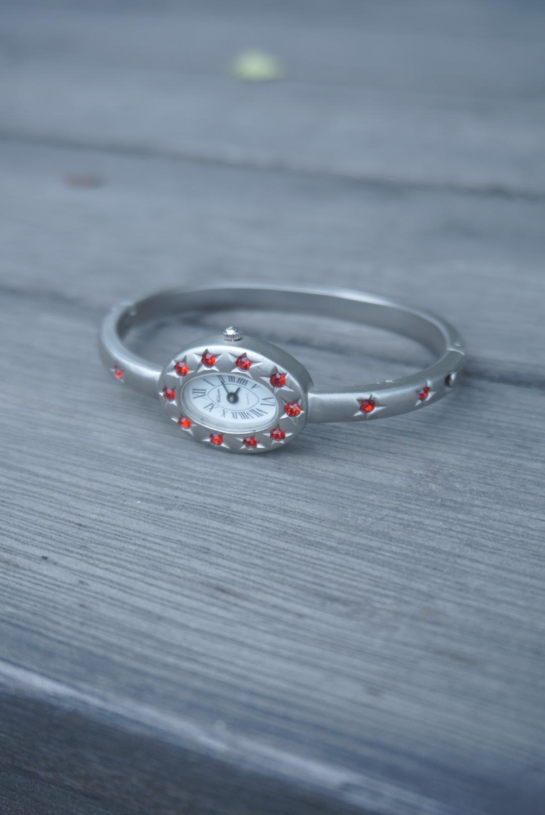 oval red star watch