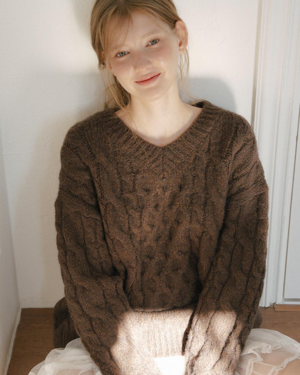 Alpaca Vintage Cable V-neck Knit