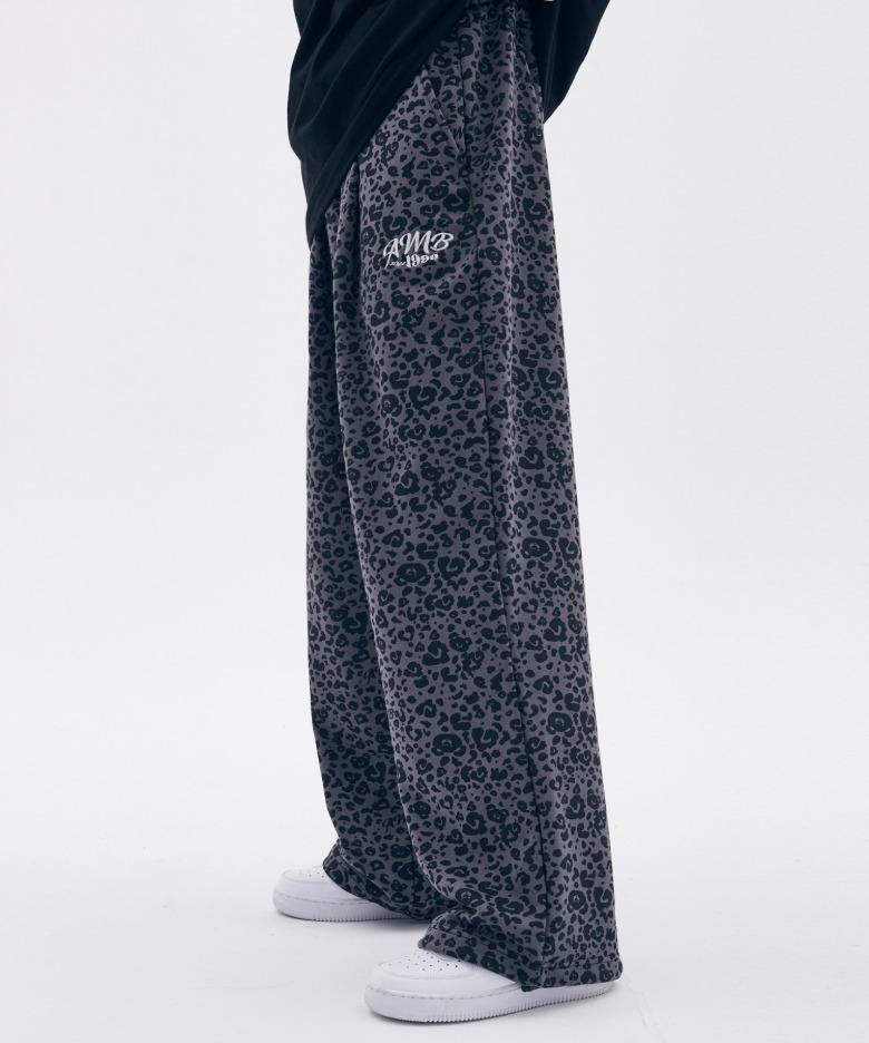 엠블러 남여공용 Heart Bear Leopard Pants 원턱 2-Way 와이드 트레이닝 스웨트 팬츠 AP902 (다크그레이)