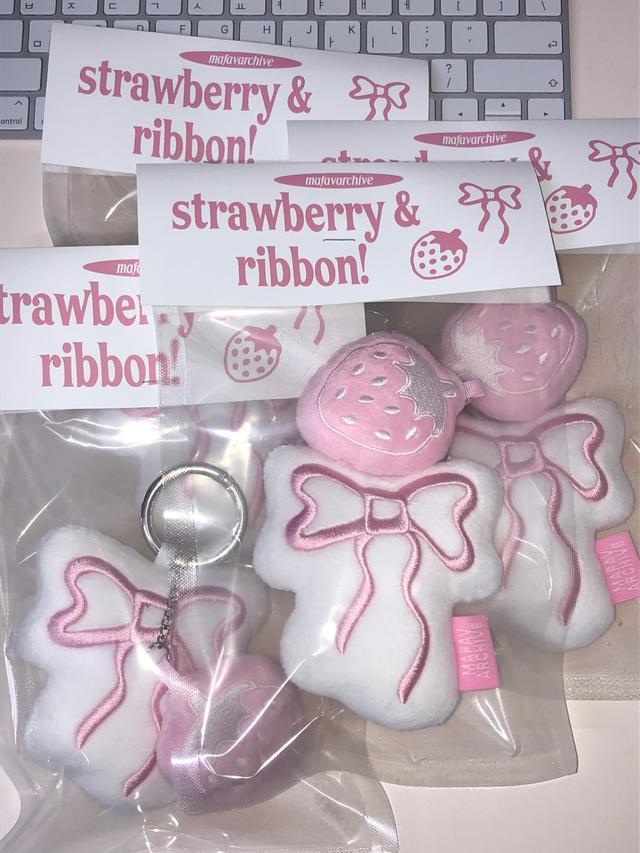 strawberibbon key chain