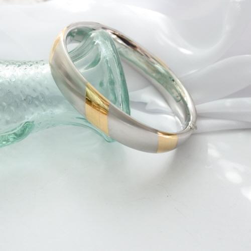 1980s NAPIER silver tone bangle bracelet