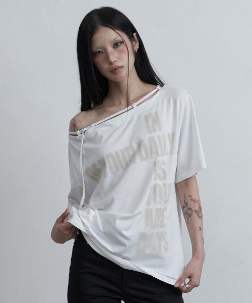 포인트 버클 원숄더 티 화이트