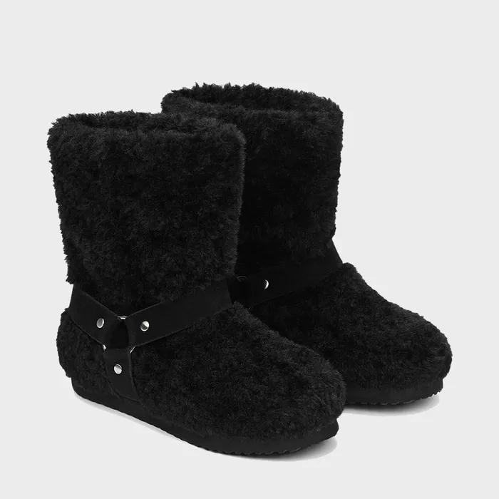 POM POM FUR BOOTS IN BLACK