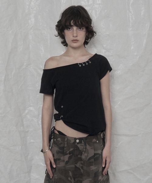 UNBALANCE PIERCING EYELET T-SHIRT BLACK