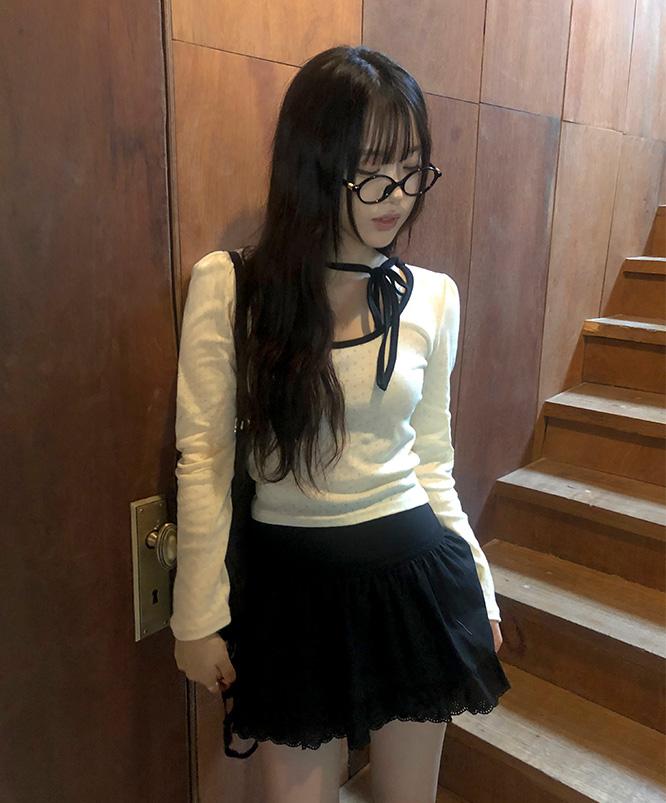 니어웨어 [겨울데이트룩⛄] 체스트 스트링 유넥 티 (2color) /끈티/레이어드/땡땡이/도트긴팔/여리핏/