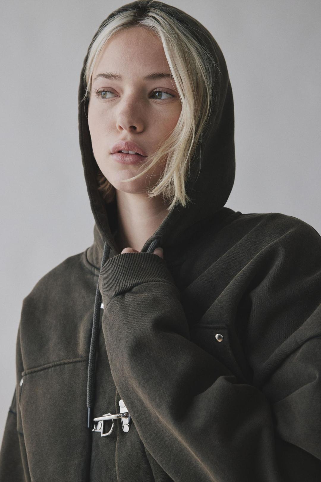 래기드 프리스트 래치 크롭드 하드웨어 후드 스웨트셔츠