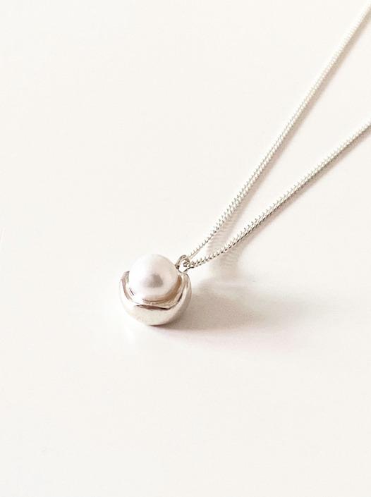 Wave pearl necklace