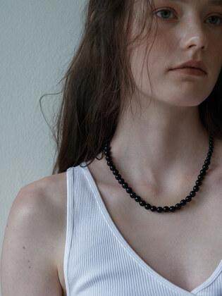 Bare black necklace