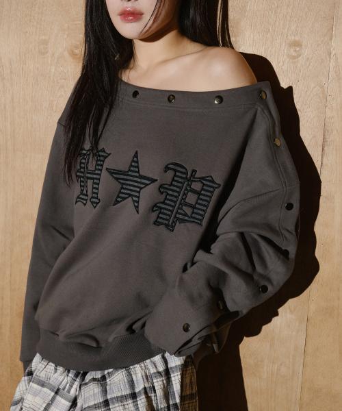 스트라이프 아플리케 오버핏 스냅 스웻셔츠 [그레이]