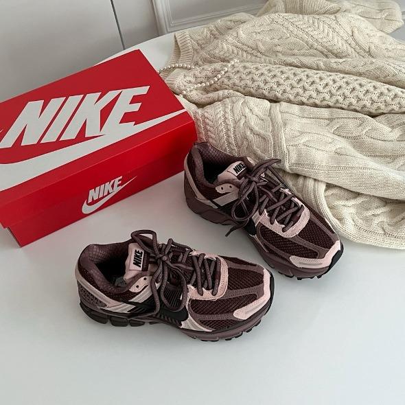 [해외]나이키 우먼스 줌 보메로5 핑크 옥스포드 플럼 이클립스 FV1166-200