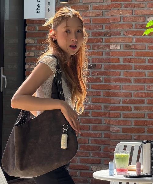 BUCKLE REVERSIBLE SHOULDER BAG_BROWN