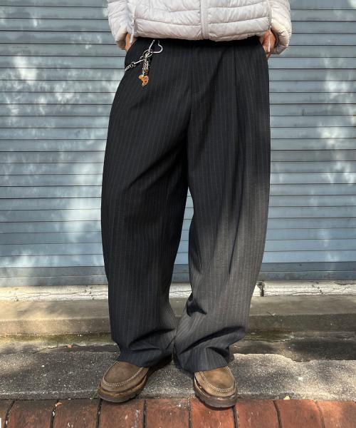 스트라이프 커브드 핀턱 슬랙스 [차콜]