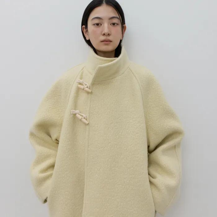 HIGH-NECK TOGGLE COAT / BUTTER