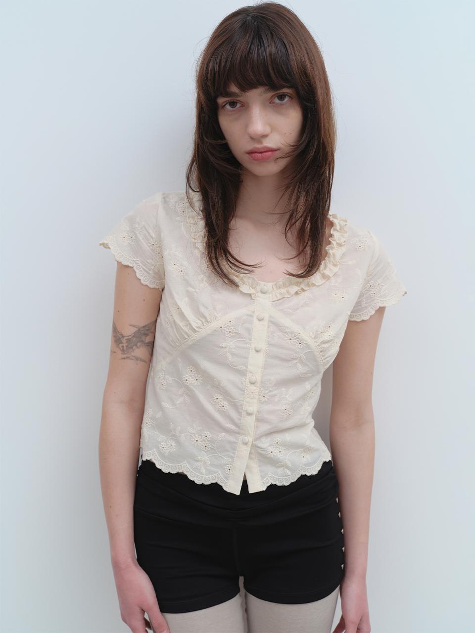 Scallop Lace Blouse [Beige]