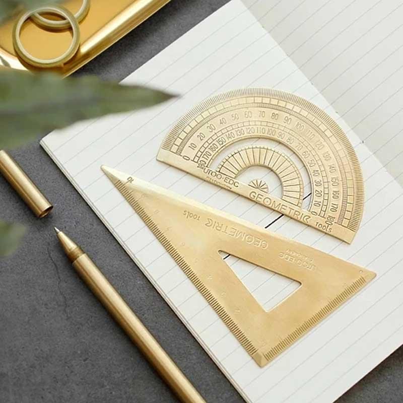 책상을 돋보이게 하는 골드 삼각자 각도기 막대자