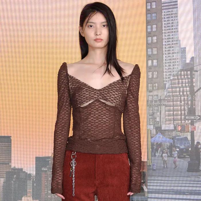 LACE UNDER CUT-OUT TOP / BROWN