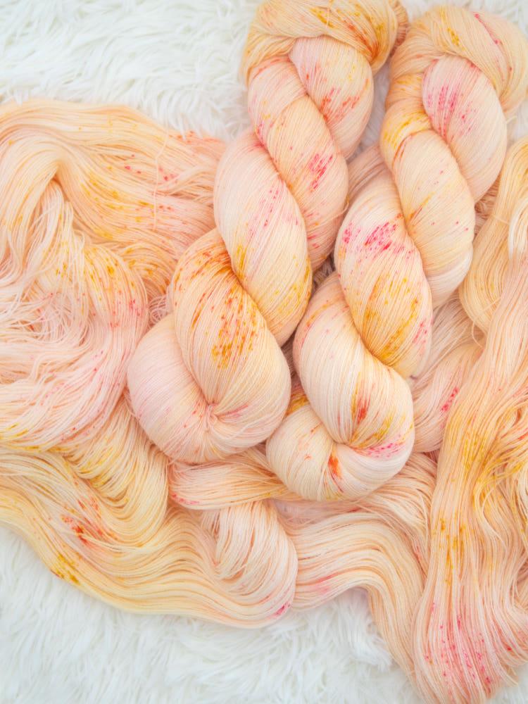 웨딩마치 Classic Lace 손염색실 핸드다잉얀 스너기앤울리 뜨개실