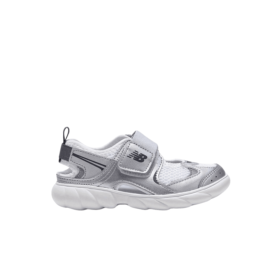 (Kids) New Balance Freedle 920 Sandal Silver