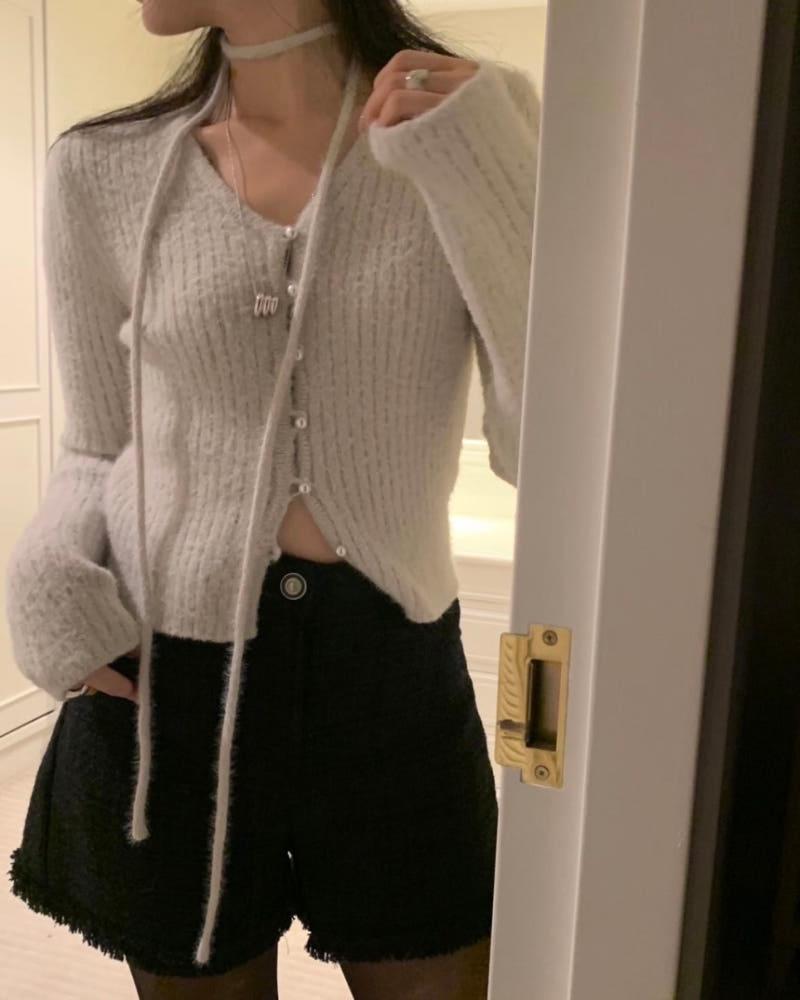 소라당일 / Poster 포스터 도큐 퍼 가디건 진주 버튼 머플러 타이 브이넥 연말룩 3colors