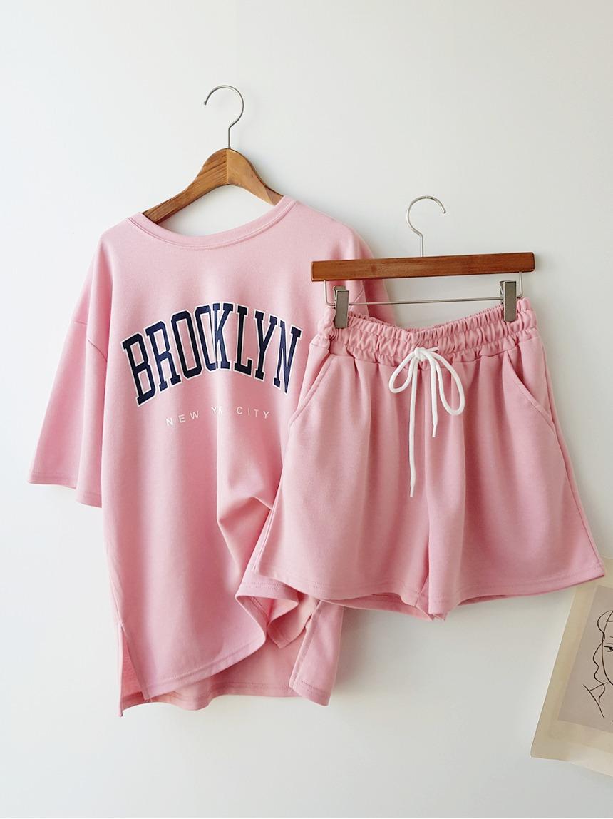 리케마켓 (예쁜컬러/데일리SET) 브루클린 레터링 프린트 루즈핏 반팔 티셔츠+밴딩 숏팬츠 반바지 상하 투피스 썸머 트레이닝복 데일리 꾸안꾸 여름 홈웨어 잠옷 추리닝 세트