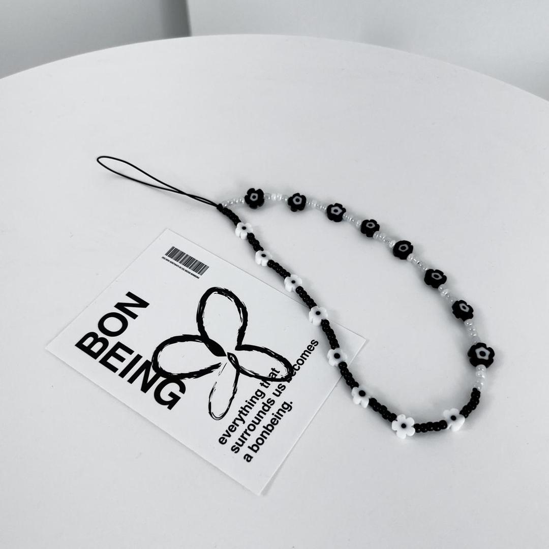 Black & White Flower Phone Strap 블랙&화이트 플라워 폰스트랩 비즈스트랩 핸드폰고리 손목 핸드폰줄