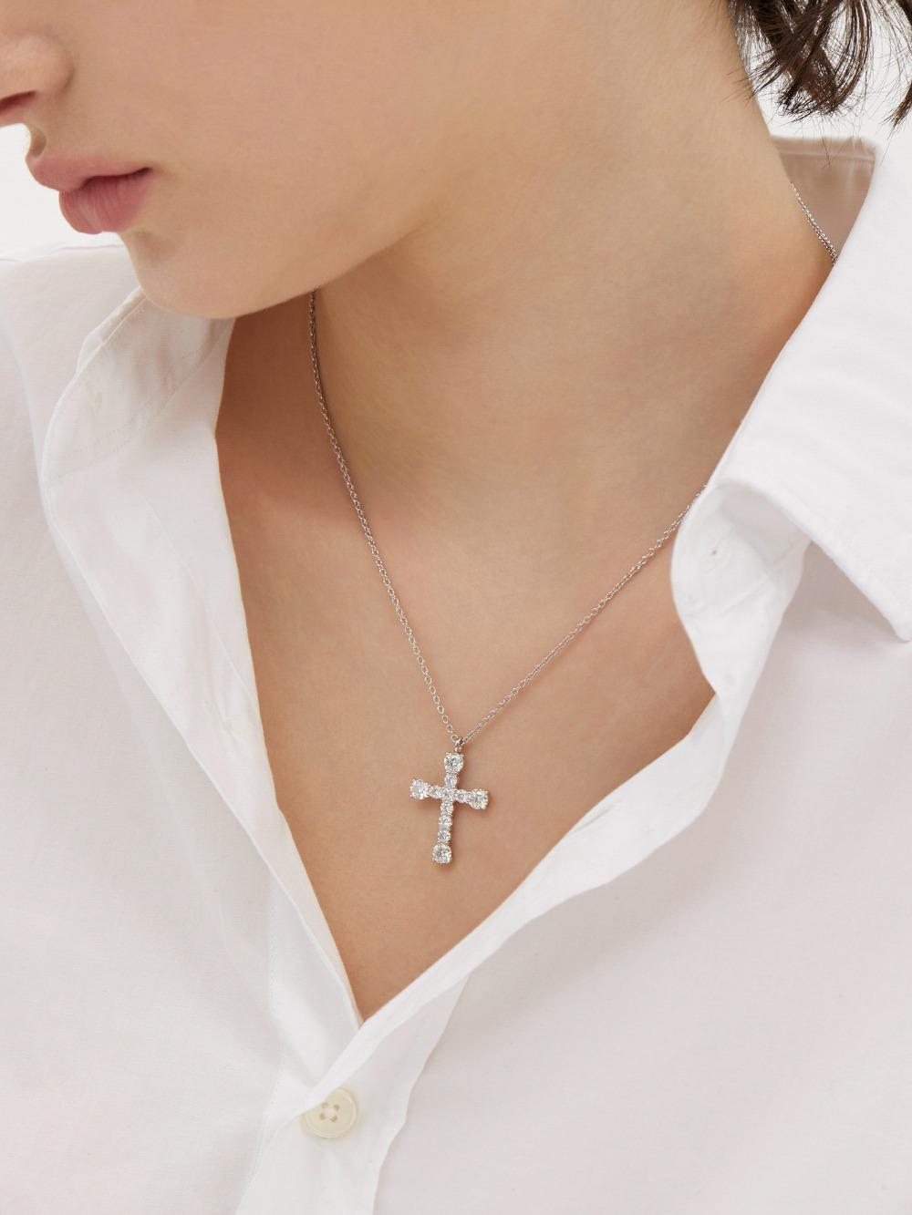 에센스 실버(W) 모이사나이트 더크로스 목걸이 HL4N54411W9900