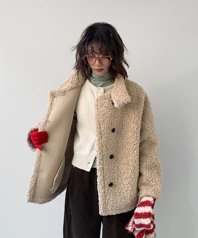 데일리쥬 소슬로 하이넥 양털 퍼 하프 코트