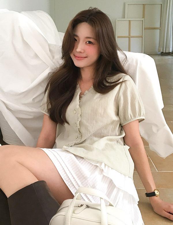 [윤경,혜진PICK] 브이넥 프릴 블라우스_RMBLF38R97