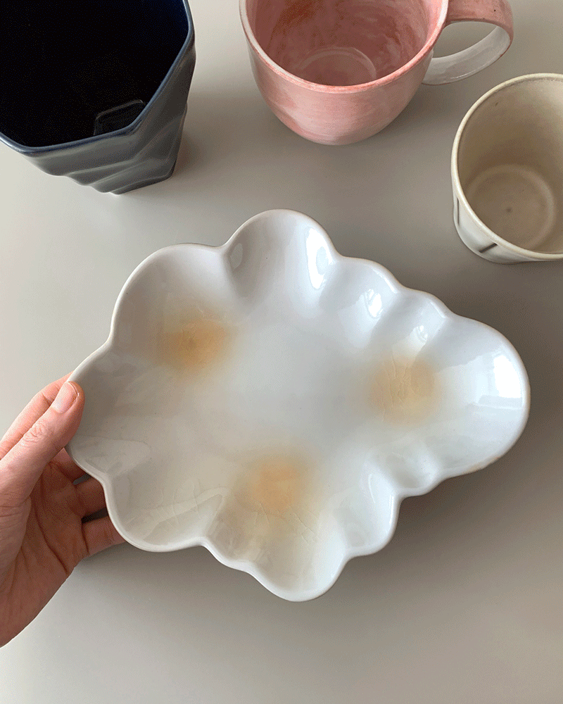 Yellow cloud plate