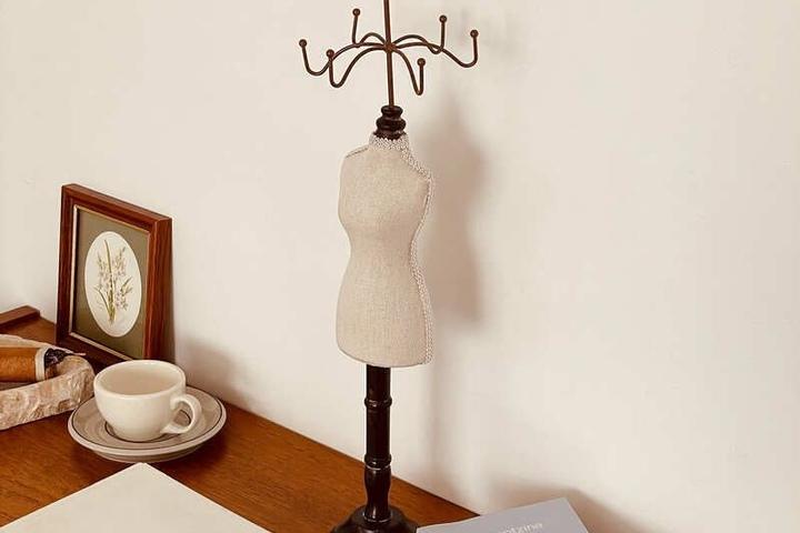 빈티지가구에 어울리는 미니 옷걸이 마네킹